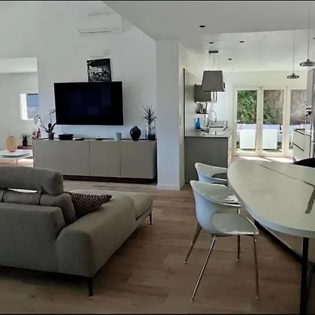 Stunning Sea View Family Villa By The Beach 라센느쉬르메르